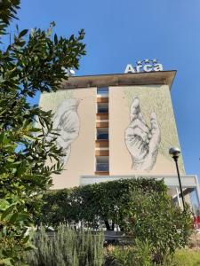 斯波莱托LH Hotel Arca Street Art的建筑一侧的壁画