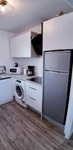 鲁瓦扬Résidence Nathalie的厨房配有冰箱和洗衣机。