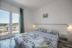 Luka皮奇奇酒店的一间卧室设有一张床和一个大窗户