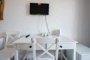 Luka皮奇奇酒店的一张白色的桌子,墙上配有电视