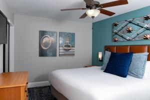 圣安东尼奥Club Wyndham Riverside Suites的一间卧室配有一张床和吊扇