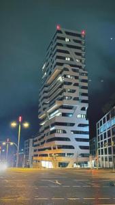 斯图加特Sky Aparthotel的夜晚在城市的高楼