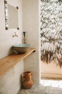 巴拉格兰德Vila Prana的墙上设有碗水槽的浴室