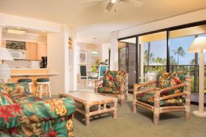 利胡埃Kauai Beach Villas的客厅配有两张沙发和一张桌子
