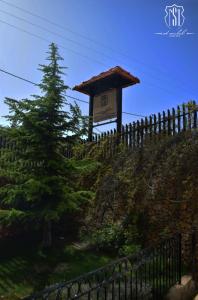 阿尔·阿尔兹圣米歇尔木屋的山坡上带有栅栏的标志