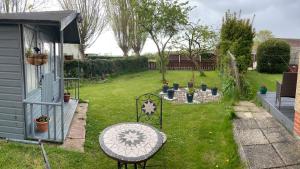 格里姆斯比Prelude Guesthouse, Brigsley Grimsby的一个带桌子的庭院和一个带房子的花园