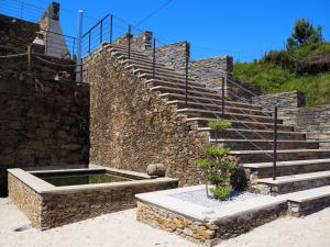 梅桑弗里乌Quinta das Fontainhas的石墙前有喷泉的楼梯