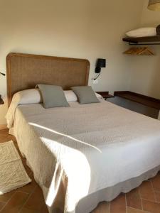 塞吉阿诺Vitabella Toscana的卧室内的一张带两个枕头的床