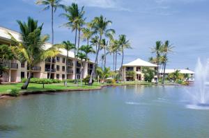 利胡埃Kauai Beach Villas的喷泉前的池塘