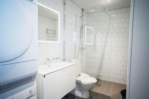 林雪平Sky Hotel Apartments, Hospitalstorget的白色的浴室设有卫生间和水槽。