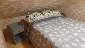 科帕利诺Zakątek Wenantego的一间卧室配有一张床和一个床头柜