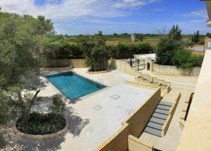 斯蓬加诺Residence la Vallona的享有庭院游泳池的顶部景色