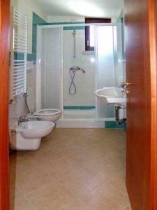 斯蓬加诺Residence la Vallona的浴室配有卫生间、盥洗盆和淋浴。
