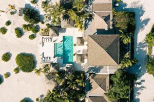 普罗维登西亚莱斯岛The Meridian Club, Turks and Caicos的享有带游泳池和棕榈树的度假村的顶部景致