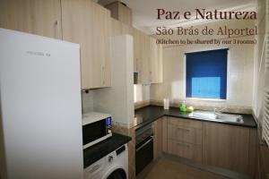 Paz e Natureza的厨房或小厨房