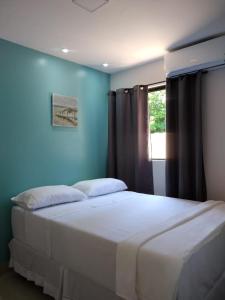 马拉戈日Marville Flats的一间卧室设有一张蓝色墙壁的大床
