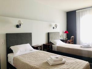 莱塞齐耶德泰阿克克罗马努酒店的酒店客房,配有两张带毛巾的床