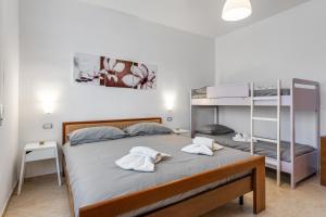 圣温琴佐Casa Fiora, a 50 m dal mare的一间卧室配有两张床和一张双层床。