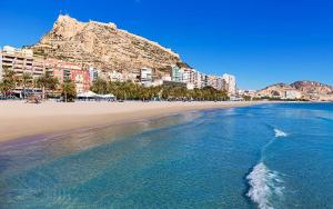 阿利坎特CasaTuris Estudio vistas increíbles en Centro de Alicante A115的享有海滩美景,背景为山脉