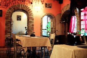 维尔纽斯Gabi B&B的一间设有桌椅和红色墙壁的餐厅