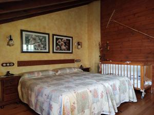 NavecesAsturias Apartamentos Rurales Naveces的卧室配有一张床,墙上挂有两张照片
