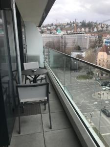 斯图加特Sky Aparthotel的市景阳台配有桌子