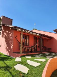 戈亚斯州上帕莱索Pousada Camarás的前面有绿色草坪的房子