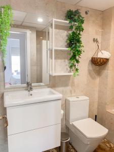 托雷德尔马尔Apartamento Narváez- Altos Del Tomillar的浴室配有白色水槽和卫生间。