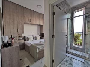 巴尔Hotel MonteNino的一间卧室设有一张床和一个玻璃淋浴间