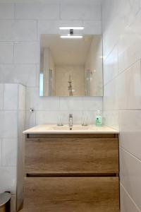 赞德沃特Costa的一间带水槽和镜子的浴室