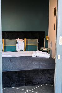 开普敦Rose Gold @The Winchester的一间卧室配有带2个枕头的床