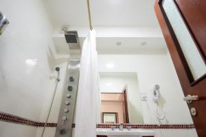 特尔马斯德里奥翁多Hotel Termal Emperatriz Termas de Río Hondo的带淋浴和盥洗盆的浴室