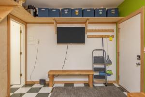 哥德伍德Alyeska North #400的一间小房子,房间内设有桌子和电视