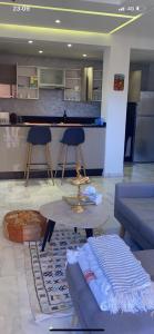马拉喀什Holiday signature的客厅配有沙发和桌子