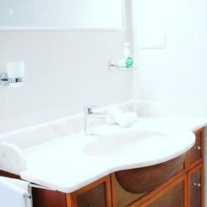 威利布罗德VIP Caribbean Views 300 meters to the Coral Estate beach的浴室设有白色水槽和镜子