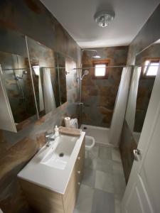 塔里法SPIRIT GARDEN Tarifa的浴室配有盥洗盆、卫生间和浴缸。