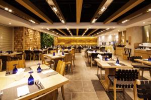 济州市Sono Belle Jeju的一间带木桌椅的餐厅和一间大房间