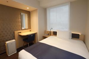 东京KEIKYU EX INN Haneda Innovation City的配有一张床和一张书桌的酒店客房