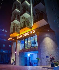 头顿Hai Duong Vung Tau Hotel - Khách sạn Hải Dương Vũng Tàu的带有阅读hilounge标志的酒店大楼