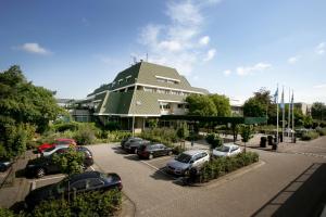 菲亚嫩Van der Valk Hotel Vianen - Utrecht的停车场,停车场停在大楼前