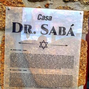 贝尔蒙特Casa Dr. Saba的墙上有字样 ⁇ 的标志
