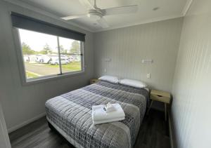 NRMA Shellharbour Beachside Holiday Park客房内的一张或多张床位