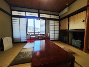 平泉町爱丽丝悠日式旅馆的带桌子的客房位于带窗户的房间内