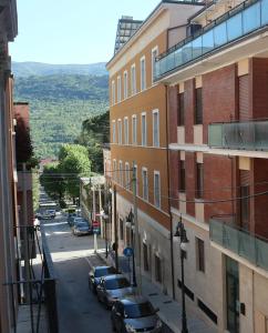 拉奎拉Il Sogno di Hypnos的一条城市街道,汽车停在大楼的一侧
