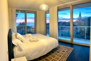 的里雅斯特Panorama Apartment的卧室设有白色的床和大窗户