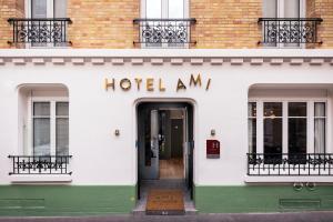 巴黎Hôtel AMI - Orso Hotels的大楼内有门的酒店入口