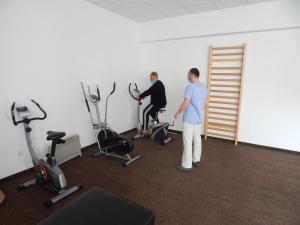 克利默内什蒂Hotel Traian Caciulata的两人在健身房锻炼