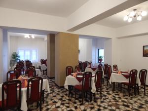 克利默内什蒂Hotel Traian Caciulata的用餐室配有桌椅