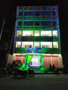 贾纳克布尔Hotel Vrindavan Palace的酒店大楼前面有圣诞灯