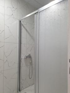 安塔利亚Konyaaltı Apart Hotel的浴室里设有玻璃门淋浴